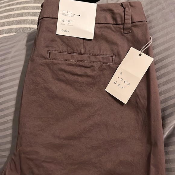 Dark nude shorts with some stretch - Picture 2 of 3